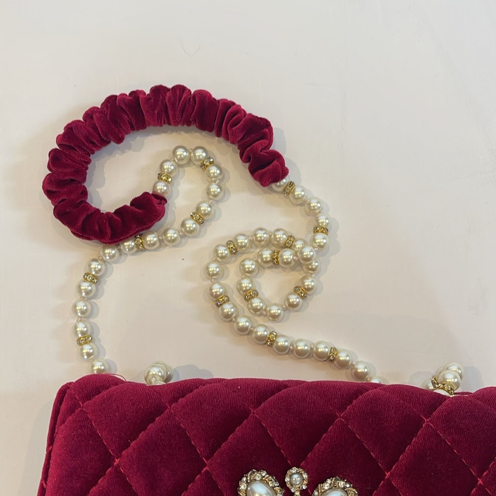 Sondra Roberts Elegant Velvet Clutch with Pearl Detailing Crossbody Bag - Picture 4 of 5